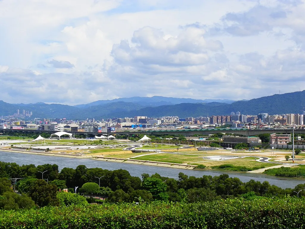 ​自劍潭山圓山大飯店麒麟廳前俯望大佳河濱公園。