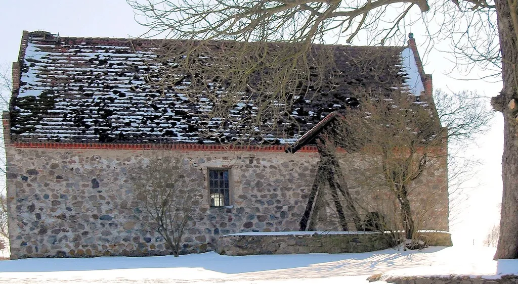 Nordseite der Kirche Nadrensee
