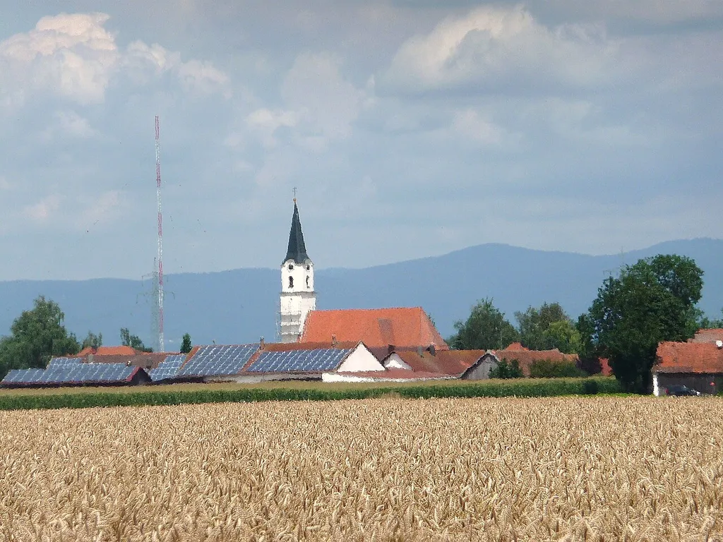Blick auf Kirchdorf bei Osterhofen mit der Pfarrkirche Maria Geburt