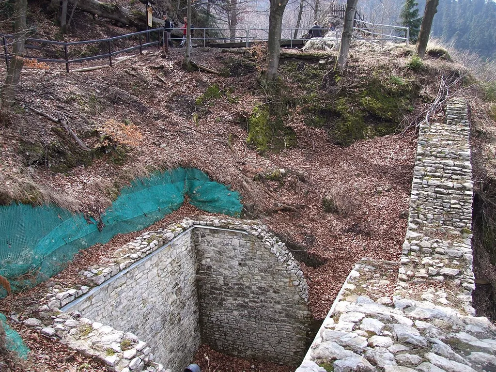Fragment murów Zamku Pienińskiego