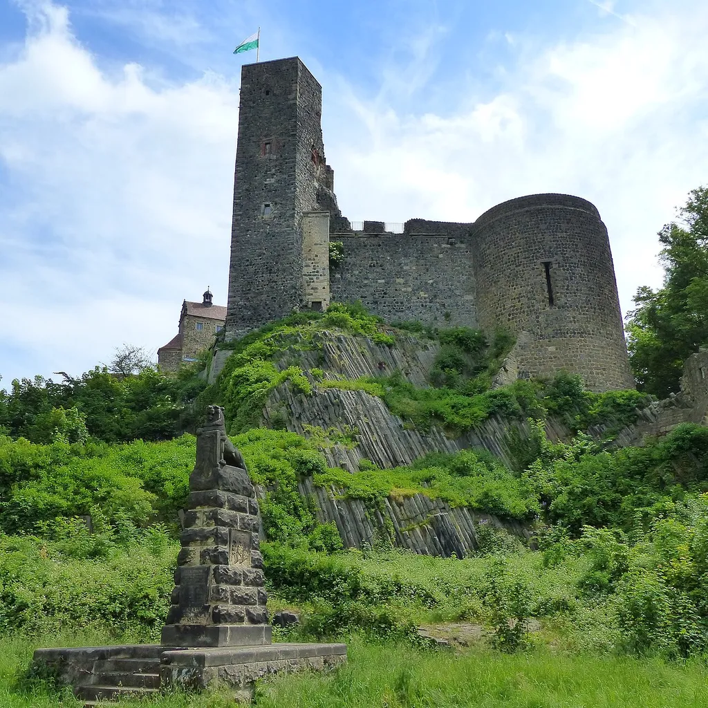 Stolpen Castle as a whole, with the following individual monuments: partly only ruined castle complex with all its components, including casemate, stables, main guardhouse, granary, Renaissance portal with coat of arms, Johannisturm (Coselturm), ...