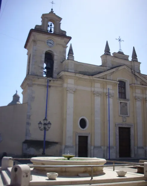 Facciata della Cattedrale di Alife con il campanile, e vista della fontana di piazza Vescovado.