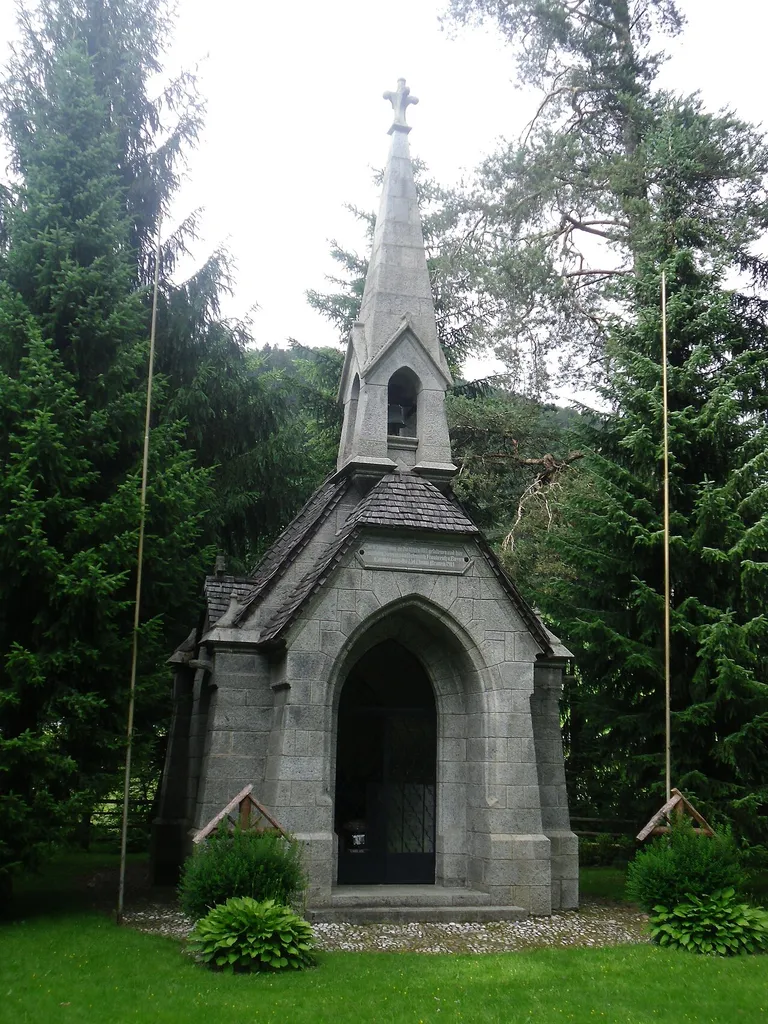 Kapelle im Klosterwald mit Heldenfriedhof bei St. Lorenzen (Südtirol)
