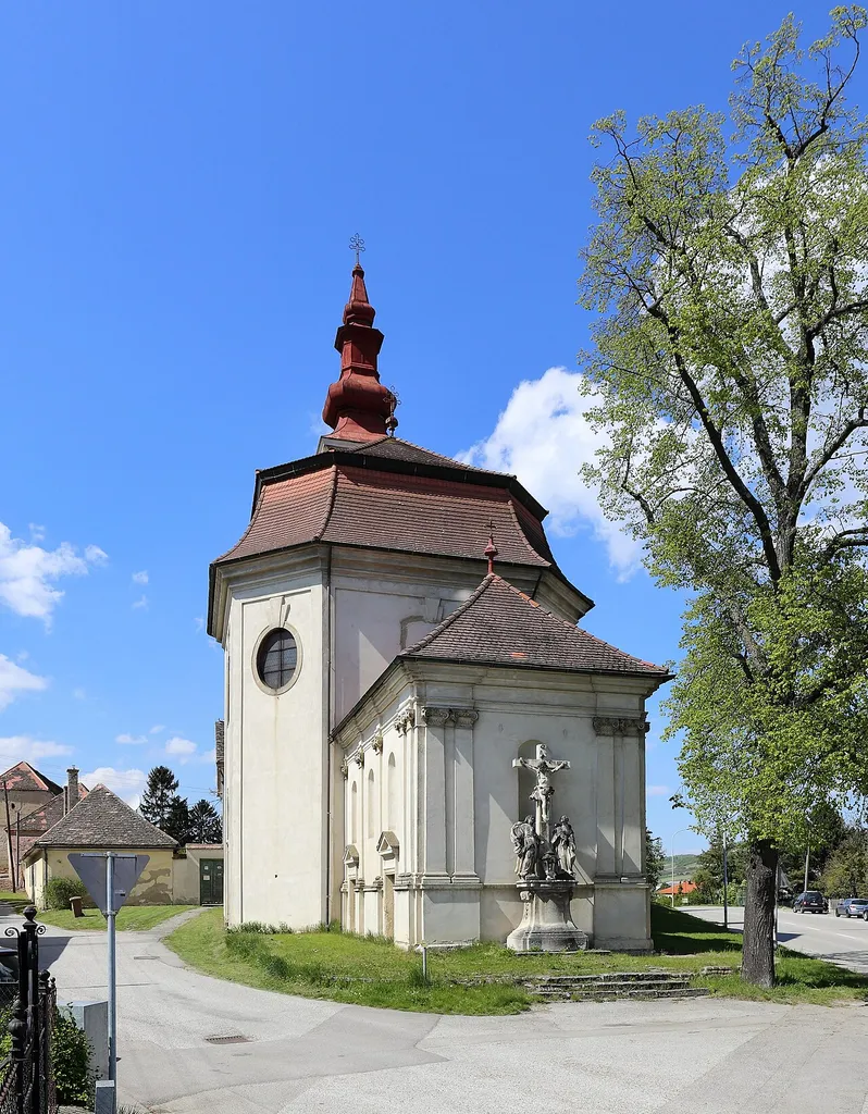 Die Loretokirche in der niederösterreichischen Marktgemeinde Göllersdorf.Der Sakralbau ist die Gruftkirche der Grafen von Schönborn-Puchheim und zugleich eine ehemalige Spitalskirche. Der oktogonale Zentralraum wurde von 1725 bis 1730 errichtet und der niedrigere Rechteckbau (ursprünglich Loretokapelle) von 1694 bis 1715. Vor der ehemaligen Loretokapelle befindet sich eine Kreuzigungsgruppe auf hohem Volutensockel, datiert mit 1742.