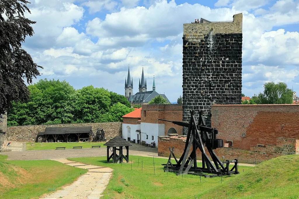 Im Burghof Richtung Osten, im Hintergrund liegt die Nikolaikirche.