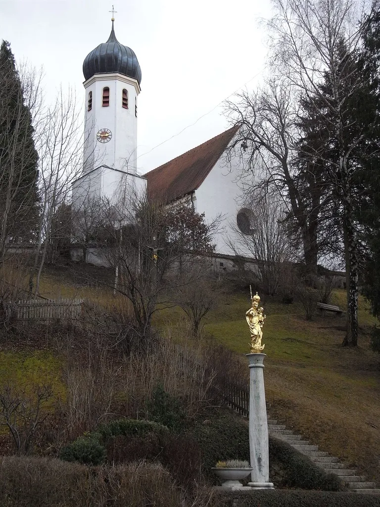 Herrsching am Ammersee, Martinskirche und Mariensäule.