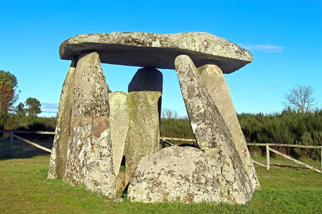 O Dólmen de Matança está situado na zona sul da freguesia de Matança, concelho de Fornos de Algodres, na província da Beira Alta, região do Centro e sub-região da Serra da Estrela, junto da estrada que liga aquela freguesia à sede de concelho. É também referido como Orca de Corgas da Matança. A sua construção remonta ao final do neolítico (cerca de 2900-2640 a.C) e crê-se um legado dos povos Celtas que habitaram a região. Apresenta câmara funerária de nove esteios, alguns dos quais exibem o que parecem ser restos de gravuras. Não apresenta mamoa. Inicialmente estudado por José Leite de Vasconcelos em Setembro de 1896. Por ele foram aqui encontrados vários artefactos, posteriormente transferidos para o Museu Etnográfico Português, actualmente Museu Nacional de Arqueologia. Classificado pelo IPPAR como Imóvel de Interesse Público (IIP) pelo Decreto nº44075, DG218 de 5 de Dezembro de 1961. <a href="https://pt.wikipedia.org/wiki/D%C3%B3lmen_de_Matan%C3%A7a" rel="noreferrer nofollow">pt.wikipedia.org/wiki/D%C3%B3lmen_de_Matan%C3%A7a</a>