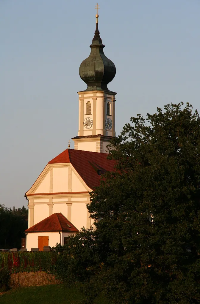 St. Martin, die katholische Pfarrkirche von Niedertaufkirchen (Landkreis Mühldorf am Inn, Oberbayern). Der ansehnliche Barockbau, errichtet 1723, steht durch die erhöhte Position reizvoll in der nördlichen Hügellandschaft des Landkreises.