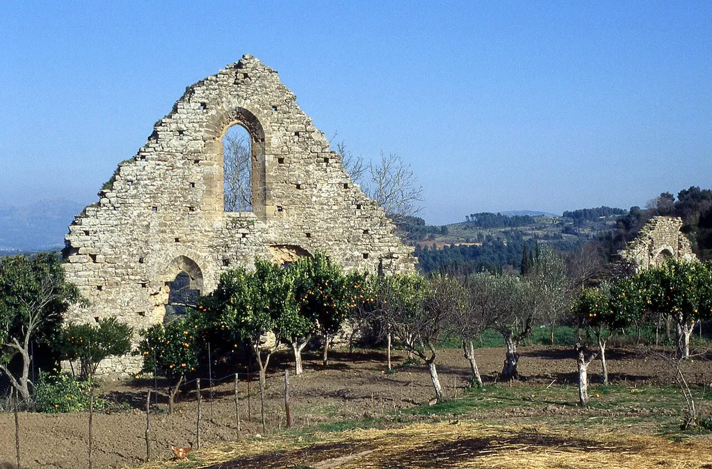 Frankish monastery at Isova. At left, church of Notre Dame, west wall (exterior); at right, church of Saint Nicolas, east wall (interior). From northwest.