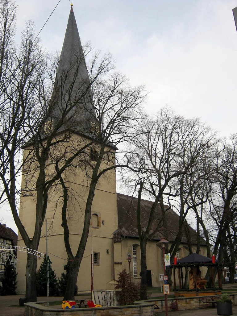 Die St. Johannis-Kirche in Rahden aus südlicher Richtung.