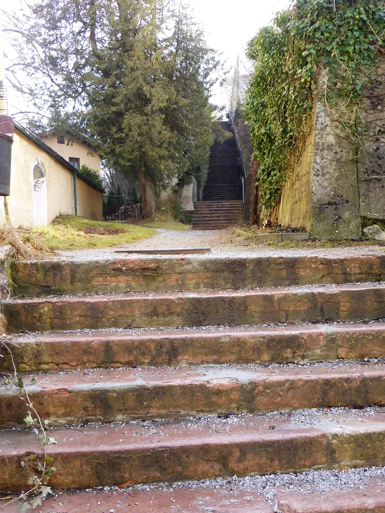 Rest der ehem. Stiegenanlage zum Augustinerkloster und Bildstock. In Hallein.