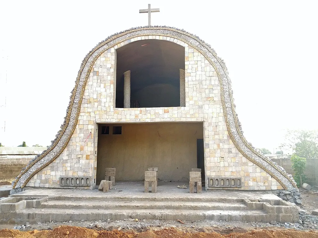 Projet de construction de la grotte mariale sur la paroisse Marie-Auxiliatrice de Parakou-Bénin en cour de construction Vue de face