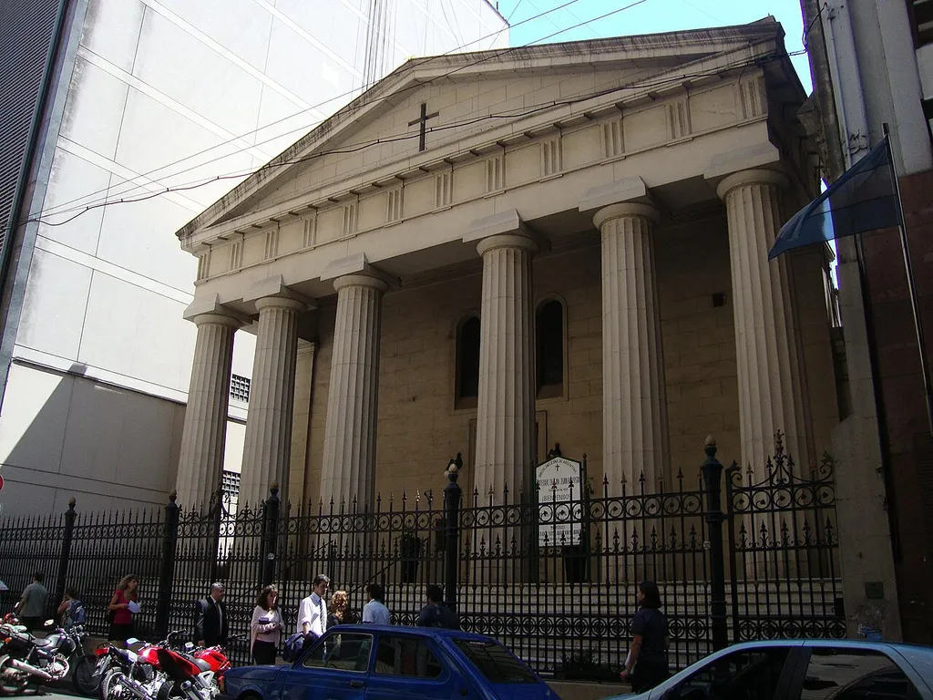 Fachada neoclásica de la Catedral San Juan Bautista de la Diócesis Anglicana de Argentina. Obra del arquitecto escocés Richard Adams, de 1831. Calle 25 de Mayo 282, Buenos Aires.