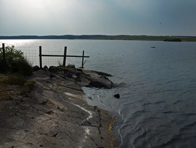 Castle Loch Ice-smoothed rocks scarred with glacial striations slope gently into the waters of Castle Loch at a number of places along the southern shore.