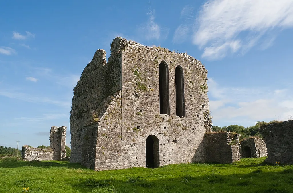 North-west view of the church and the belfry tower. At the left the remaining ruins of the east wall of the choir are to be seen. Most of the intermediate walls, north and south of the church, are not preserved.