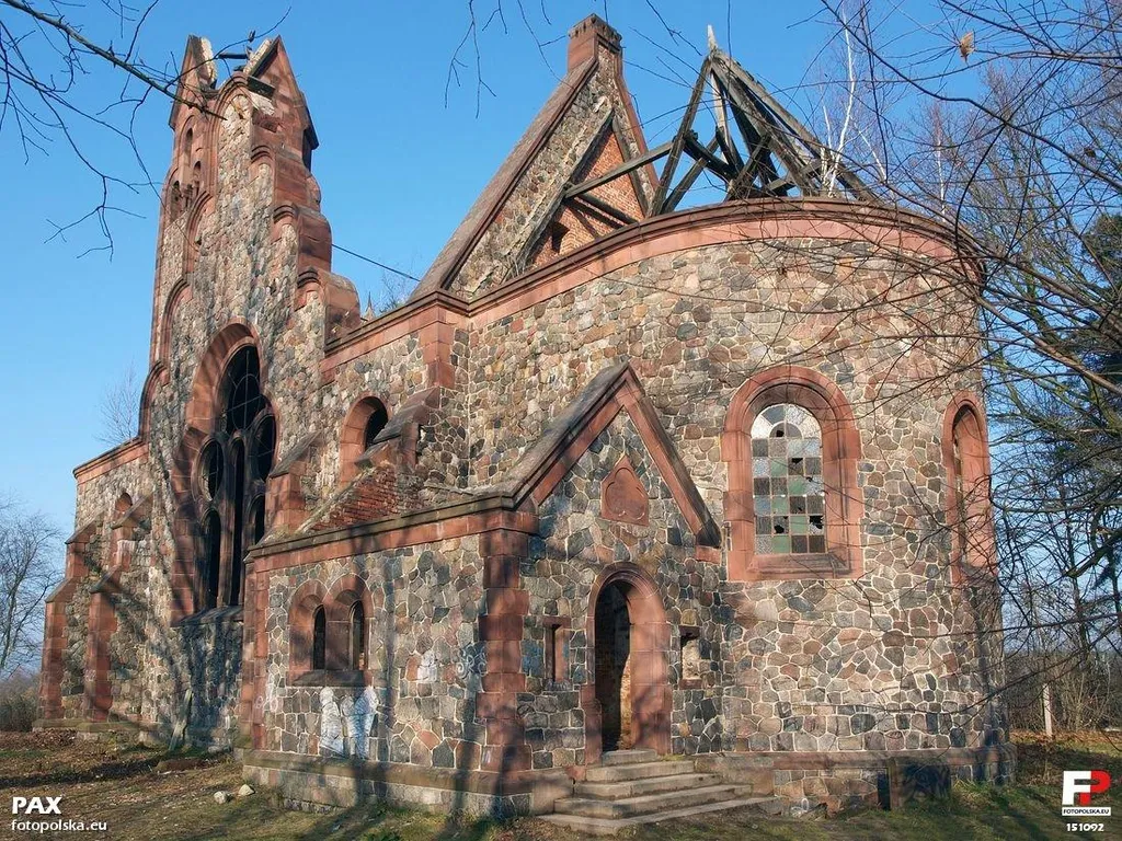 Ruina kościoła w Pisarzowicach.