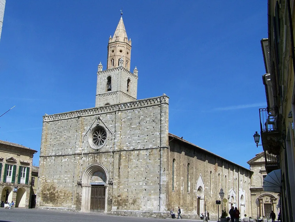 autore: utente tat73 cattedrale di Atri (TE) licenza libera aprile 2006 it:Categoria:Immagini di Atri