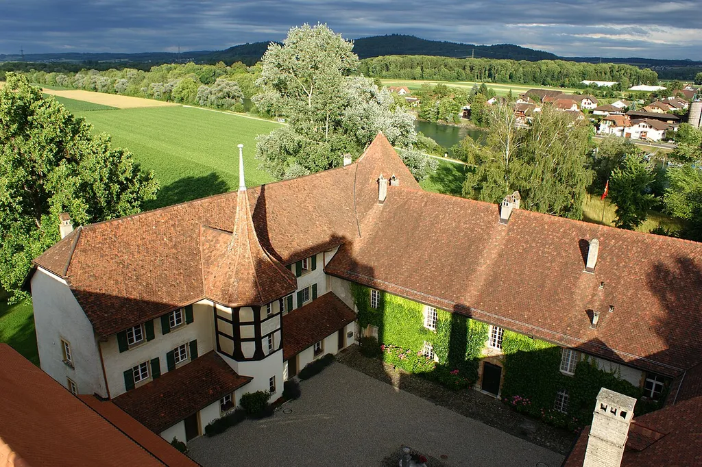 Kloster Gottstatt: Blick vom Kirchturm in den Klosterhof Im linken Teil, das Kirchgemeindehaus der Kirchgemeinde Gottstatt, die aus den drei politischen Gemeinden Orpund, Safnern und Scheuren besteht, Der rechte Teil ist im Privatbesitz