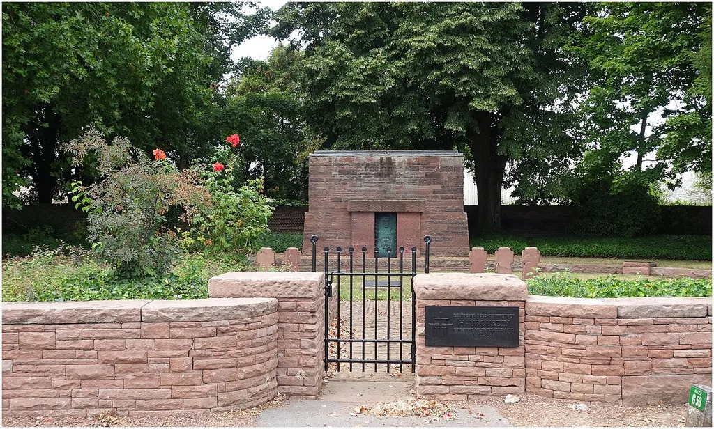 Haubourdin (France - North Dep.) - German War Cemetery of the First World War. "In this cemetery rest 1000 German soldiers"