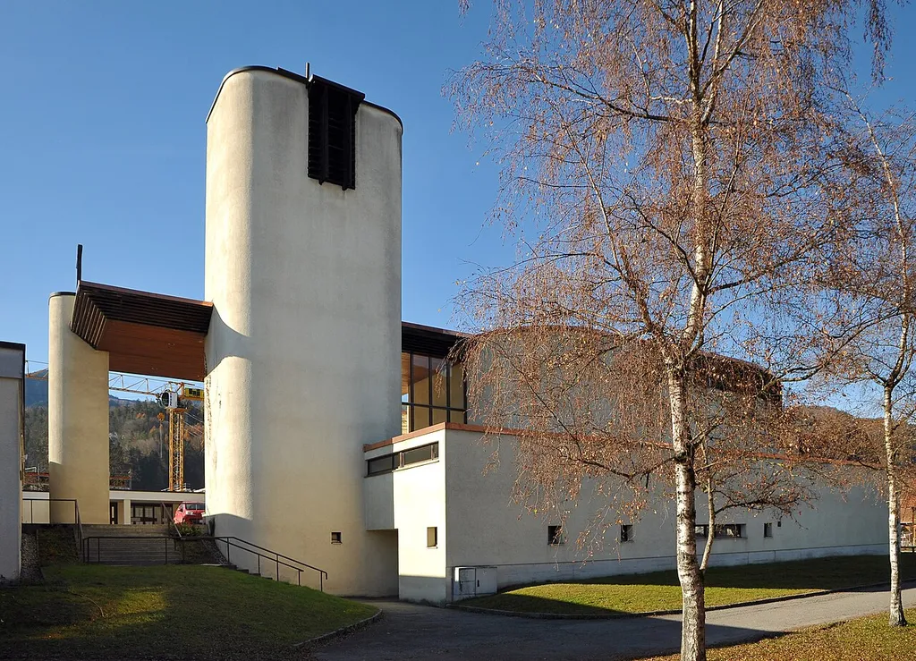 Kath. Pfarrkirche Maria Königin des Friedens (Friedenskirche)in Bürs an der Schulgasse Nr. 6: Diese Kirche im Siedlungsgebiet im Westen des Dorfes wurde erbaut 1968 bis 1973 nach Plänen von Walter Moser.