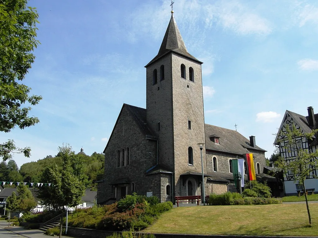 Im Jahr 1949 errichtete Saalkirche in Oberveischede (Olpe)