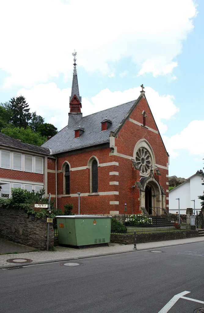 Evangelische Kirche Oberwesel, Chablis-Straße. Die Kirche ist ein neugotischer Backsteinbau, der nach Plänen des Architekten August Heinz aus Boppard zwischen 1897 und 1899 erbaut wurde.