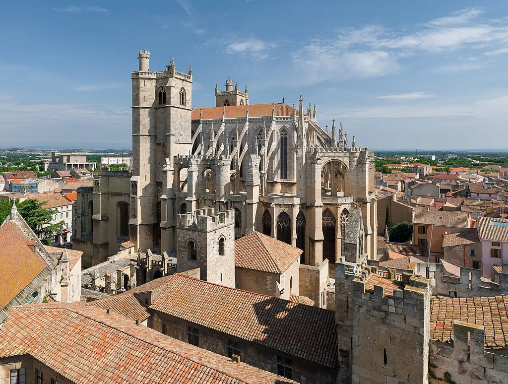 Saint-Just and Saint-Pasteur Cathedral, in Narbonne, south of France, seen from the Gilles Aycelin dungeon. This picture is a mosaic of 9 pictures (3x3), taken at 31mm on a 1.6 crop body, (50mm équiv.), f/8.0, 1/640s and ISO 100. Stitching was done with Hugin and Enblend. Resulting horizontal FOV is 90°.