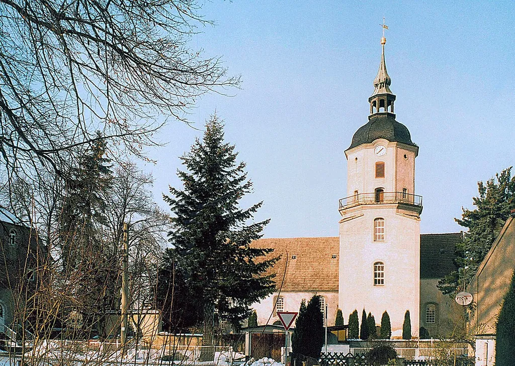 17.01.2002 01561 Ponickau (Thiendorf), Hauptstraße 36: Dorfkirche (GMP: 51.341939,13.771855). Evangelische Pfarrkirche mit zwei kräftigen Strebepfeilern an der Westwand und mächtigem Turm an der Südseite. Unter Verwendung des romanischen Vorgängerbaus erfolgte 1589 Neubau des gewaltigen Saales. Der Turm entstand ab dem Oktogon aus dem Jahr 1778, die Haube wurde 1876 erneuert. Umfassende Erneuerung des Inneren 1912 durch Woldemar Kandler. [F]20020117600AR.JPG(c)Blobelt
