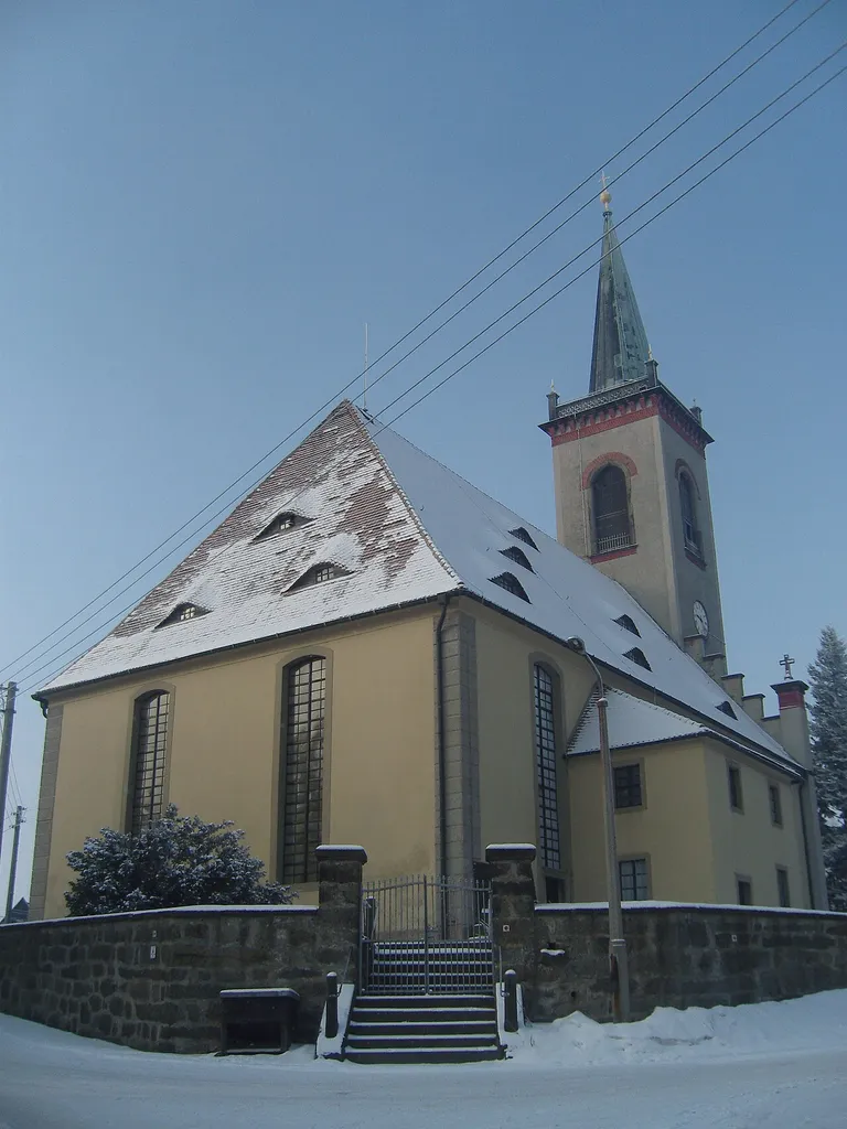 Barockkirche in Kottmarsdorf (erstmals 1346 in einer Urkunde erwähnt und in ihrer heutigen Form 1736 erbaut, 1854 um einen 50 m hohen Kirchturm erweitert)