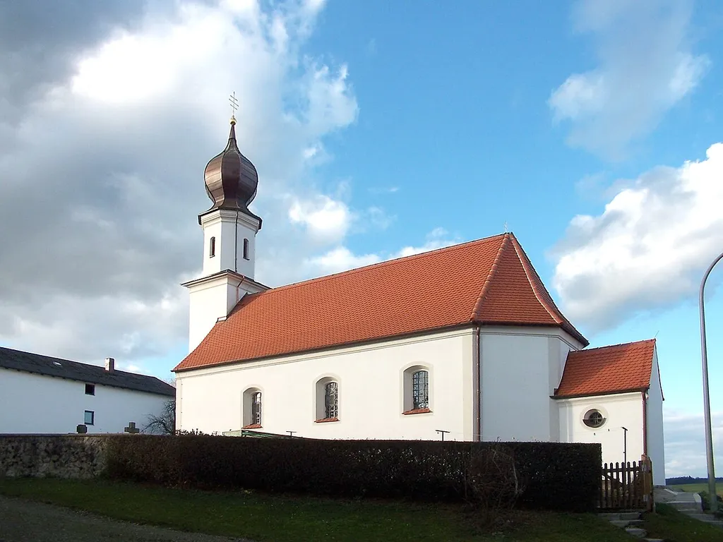 Rohr, Oberbuch 3. Saalkirche mit Satteldach und dreiseitig geschlossenem Chor, Westturm mit Oktogon und Zwiebelhaube, 1730; mit Ausstattung; erhaltene Teile der Friedhofsmauer, Bruchstein, 18./19. Jh.
