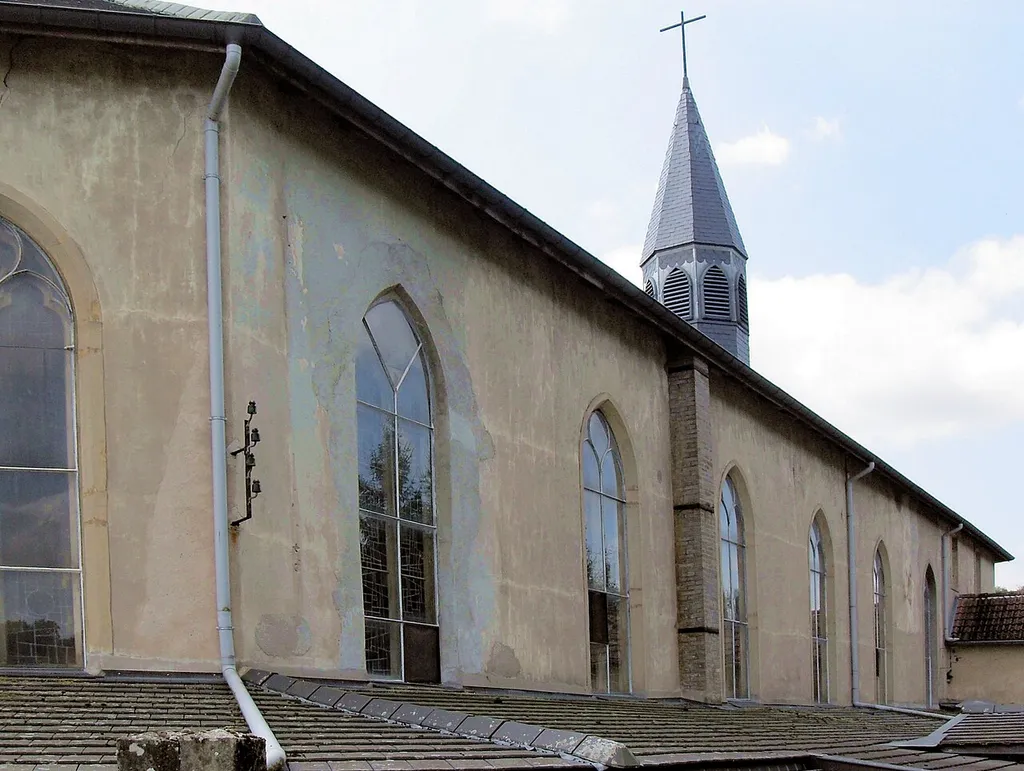 L'église d'abbaye Notre-Dame de Saint-Joseph àUbexy, côté nord