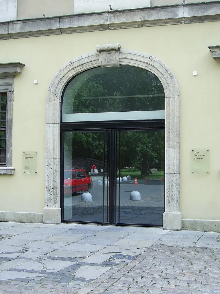 Muzeum Zamku i Szpitala Wojskowego na Ujazdowie - brama wejściowa