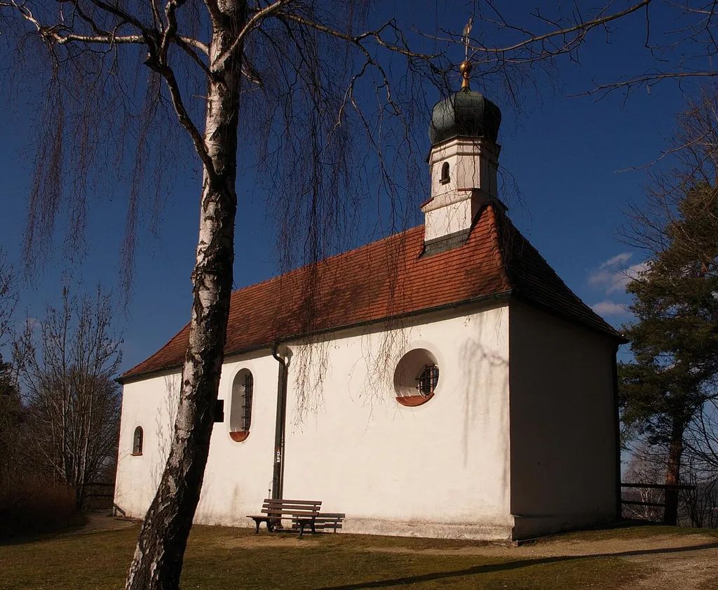 Südansicht der Kirche Sankt Antonius in Viechtach