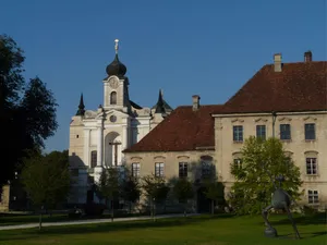Südflügel des ehemaligen Konventbaus, mit Teilen des ehemaligen Klosterkreuzgangs, jetzt Grundschule