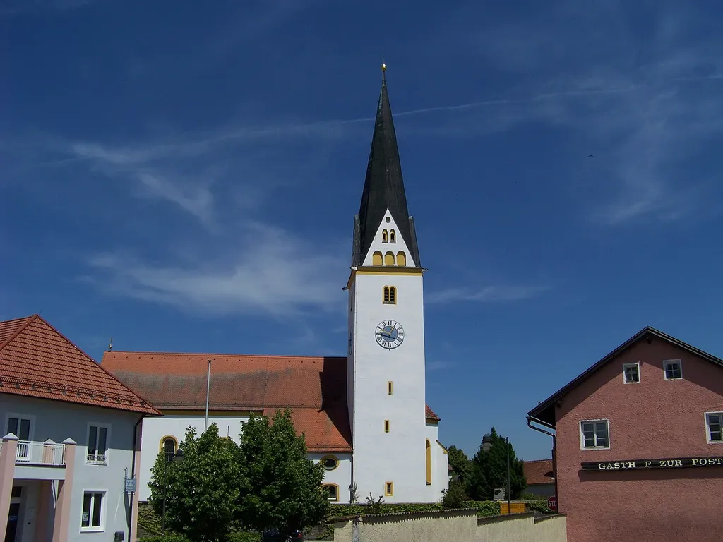 Straßkirchen, Kirchplatz 2. Katholische Pfarrkirche St. Stephan, Turm 14. Jahrhundert, Chor und Langhaus 15. Jahrhundert, 1685 barockisiert, Verlängerung der Anlage 1888; mit Ausstattung; Sakristei 1513.