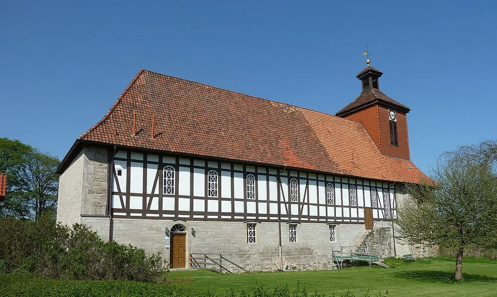 Südseite der ev.-luth. Kirche Johannes-Servatius in Pöhlde, Stadt Herzberg, Landkreis Osterode am Harz, Niedersachsen. Erbaut auf den Resten des Mittelschiffs der Benediktiner-Klosterkirche des Klosters Pöhlde. Fachwerkteil erbaut im 17. Jh. nach dem 30jährigen Krieg , Turm 1768