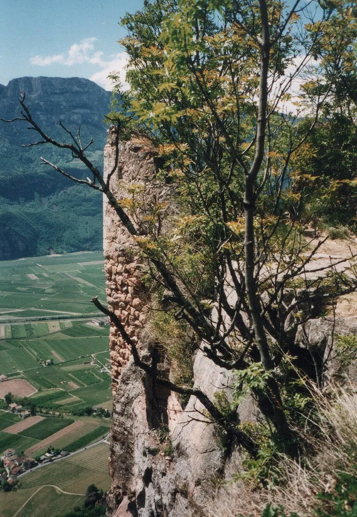 This media shows the cultural heritage monument with the number 15124 in South Tyrol. (Wikidata) Burgruine Greifenstein über dem Etschtal in Südtirol, Teilansicht