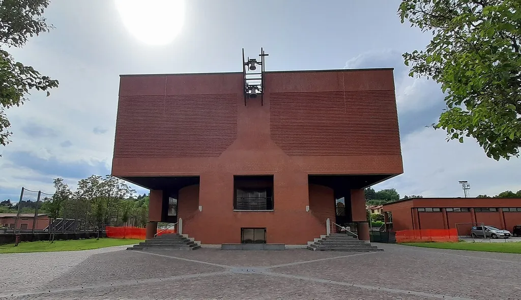 Vista di fronte della chiesa