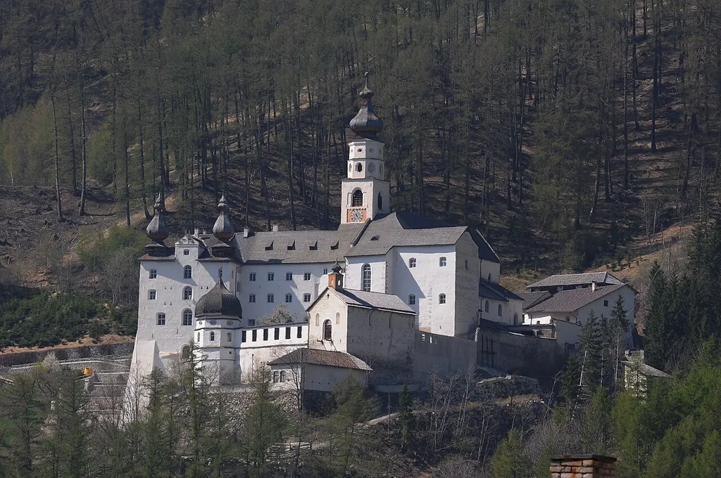 Das Kloster Marienberg liegt, als weiß getünchter festungsartiger Bau von weitem sichtbar, in einer Hangmulde oberhalb von Burgeis, Südtirol am orografisch rechten Talhang des oberen Vinschgaus. Mit einer Meereshöhe von 1.340 m ist es die höchstgelegene Benediktinerabtei Europas.