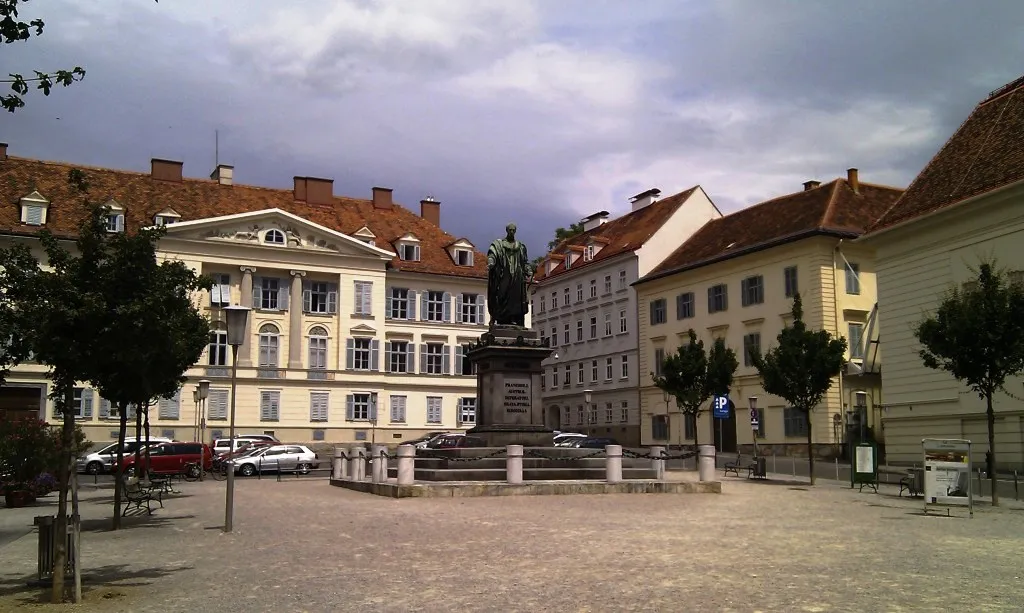 Grazer Freiheitsplatz, Reste der mittelalterlichen Stadtmauer der landesfürstlichen Burg?