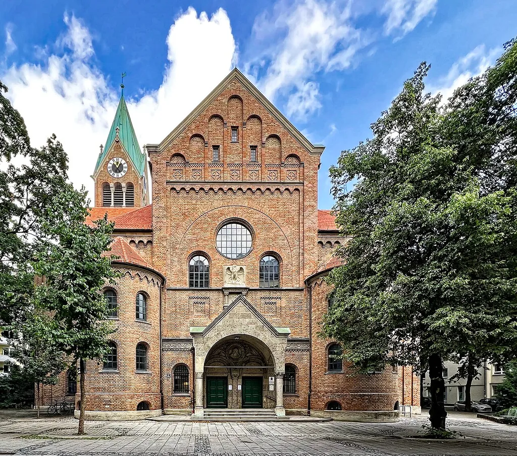 Johanneskirche von außen bei schönem Wetter aus verschiedenen Perspektiven