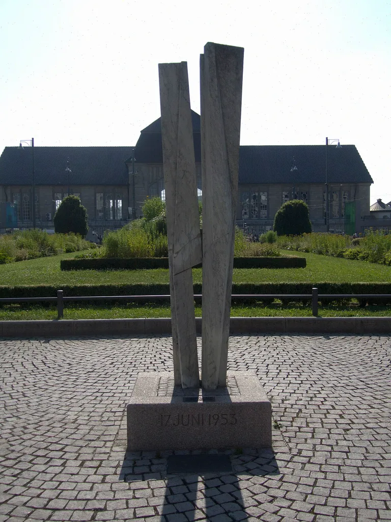 Denkmal von Hans Aeschbacher „Mahnmal für die Deutsche Einheit 1965“, vor dem Darmstädter Hauptbahnhof, Frontalansicht.
