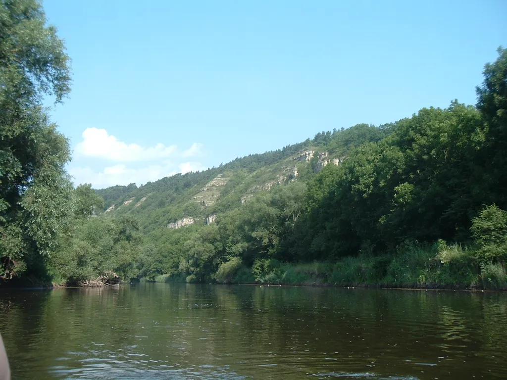Die Felspartie der Nordmannsteine und das Klosterholz bei dem Ort Ebenau unterhalb von Creuzburg/Werra; aufgenommen bei einer Kanutour
