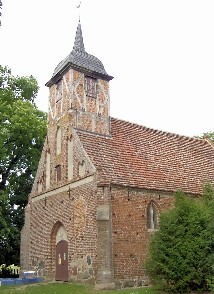 Südwestseite der Dorfkirche Landow (offiziell „Kultur- und Wegekirche Landow“)