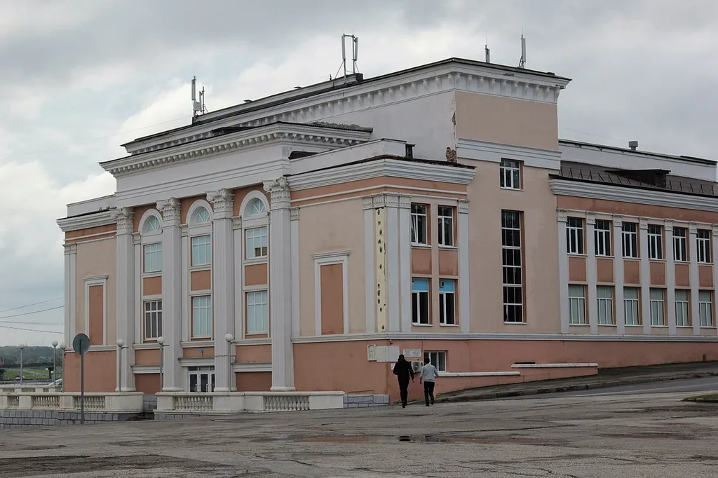 Здание кинотеатра «родина» (Чувашская Республика, Чебоксары, к. иванова улица, 9 (улица Р. люксенбург, 25))