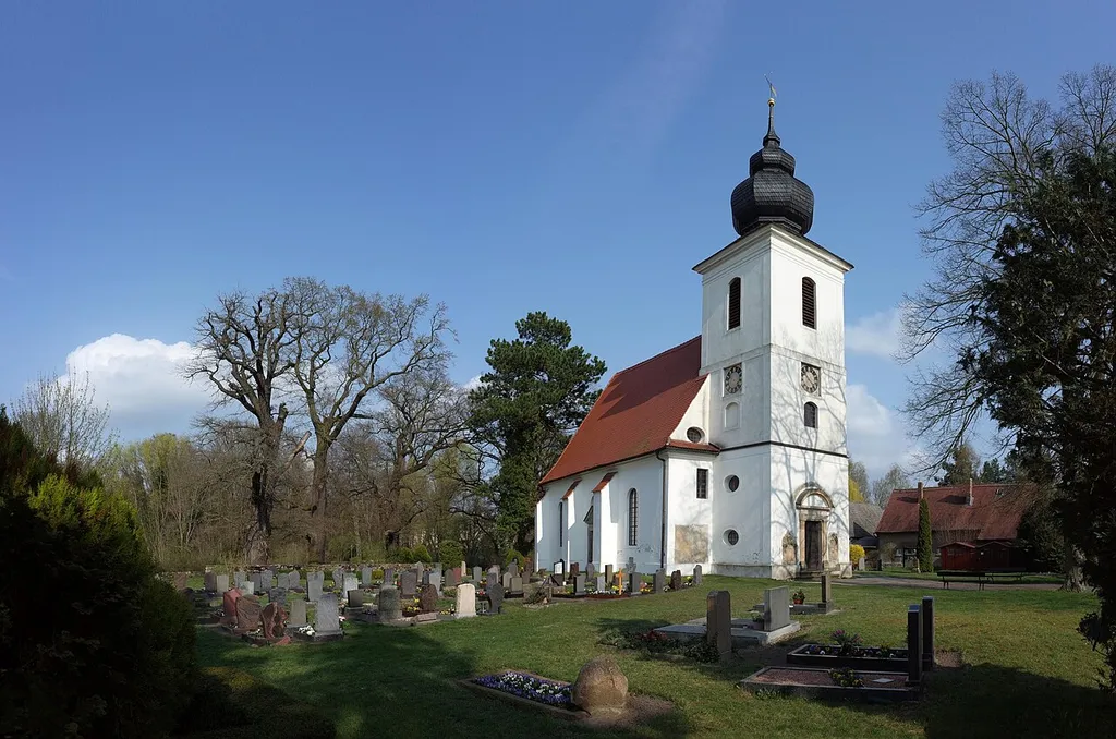 Burgkemnitz, Barockkirche und Naturdenkmal Stiel-Eichen-Gruppe auf dem Friedhof