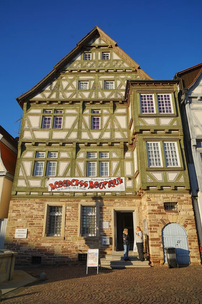 Fachwerkhäuser auf dem Marktplatz Böblingen - Deutsches Fleischermuseum, während die Ausstellung Bloodless Boutique von Anna McCarthy.