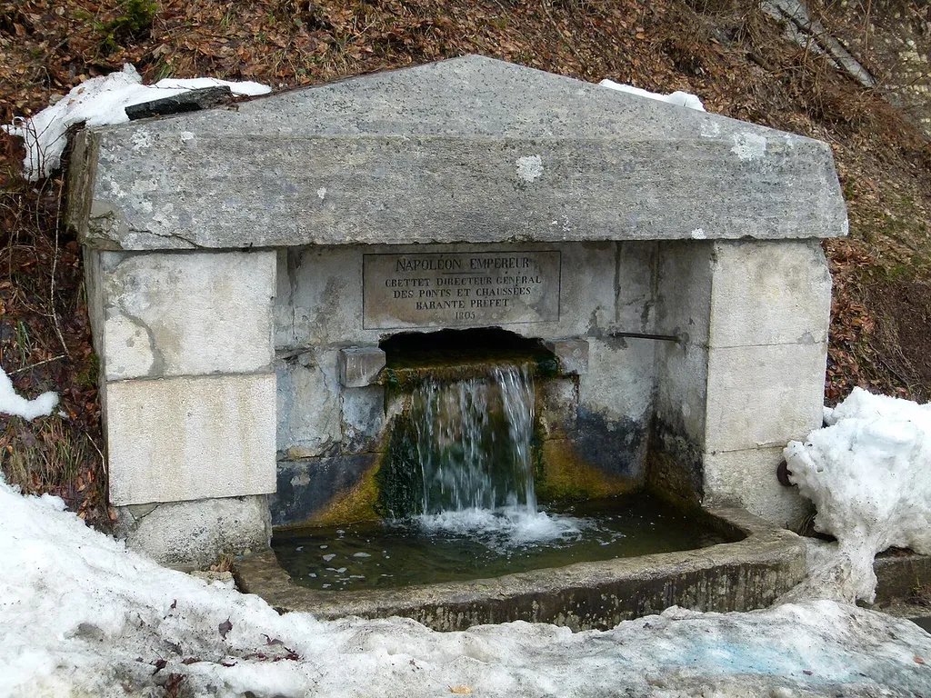 Fontaine Napoléon - eine gefasste Quelle im französischen Département Ain