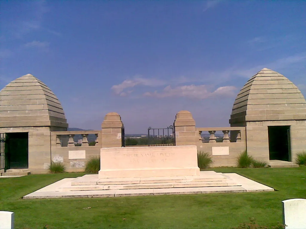 Soldatenfriedhof Niederzwehren-Altar mit Eingangsportal