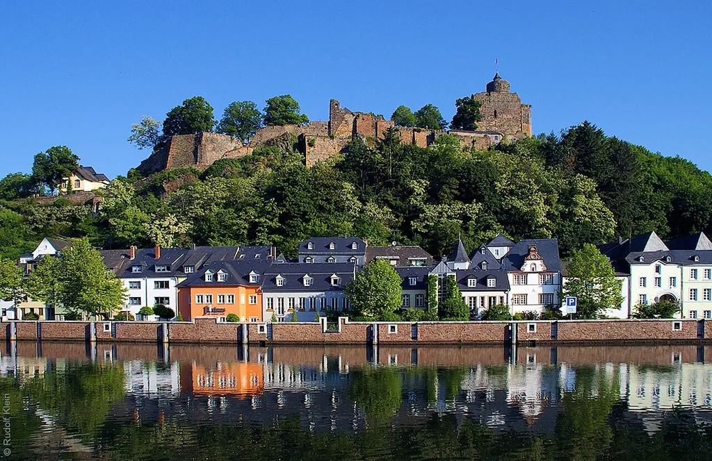 Burgpanorama mit Altstadt Saarburg